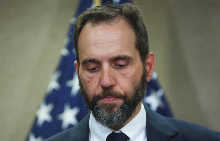 התובע סמית. נאלץ לסגור את התיקים נגד הנשיא הנבחר (צילום: רויטרס) ג'ק סמי