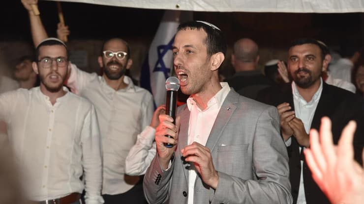 אריאל קלנר יוצא למפגינים בהפגנה מול ביתו