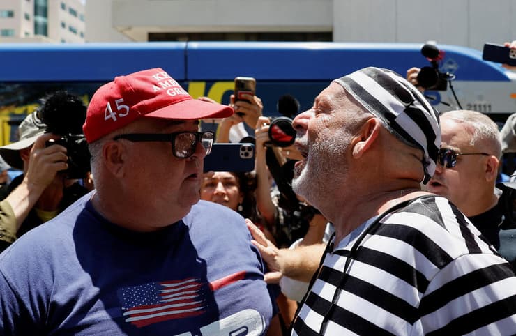 מפגינים בעד טראמפ מול בית משפט פדרלי ב מיאמי ארה"ב לפני דיון ב אישום נגדו בפרשת מסמכים מסווגים