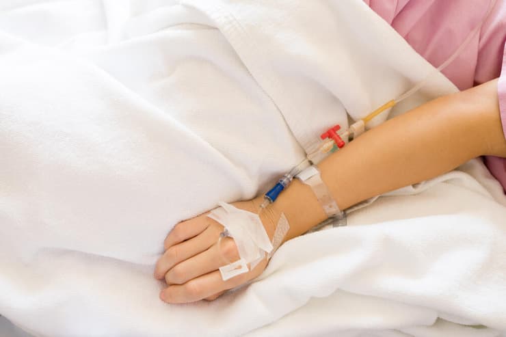 "ביקשתי מהשם: או שאתה לוקח אותי עכשיו או שאתה מחיה אותי ומאפשר לי להיות מי שאני" (צילום אילוסטרציה: Shutterstock) אישה צינורות בית חולים