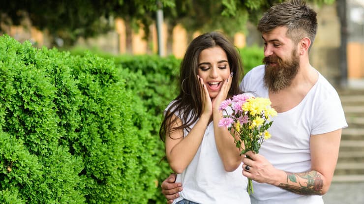 פרחים זה מהמם, אבל האם הוא גורם לך להרגיש בטוחה? (צילום: Shutterstock) אהבה