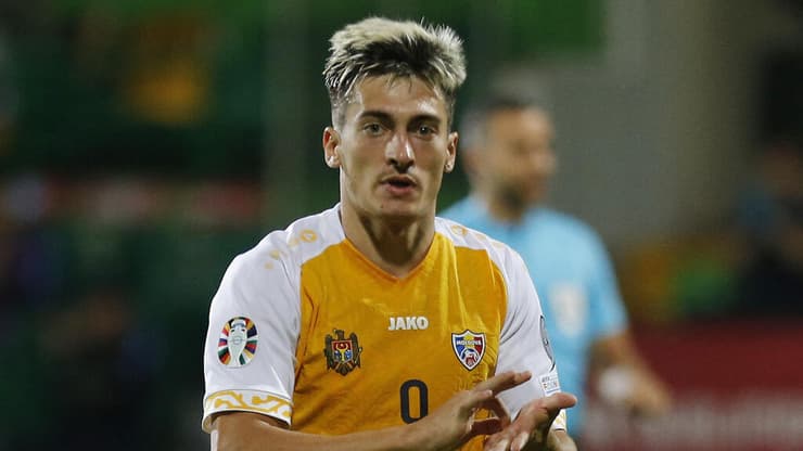 עלות של כמעט 15 מיליון שקל, לא כולל דמי העברה. ניקולאסקו (צילום: REUTERS/Stringer) ניקולאסקו במדי מולדובה