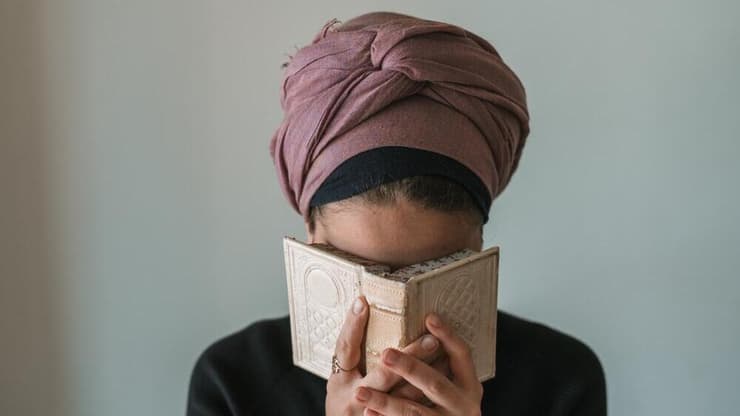 כיסוי ראש ביהדות. שיער האישה ככוח שיש לפקח עליו ולשלוט בו (צילום: Shutterstock) אישה דתייה מתפללת