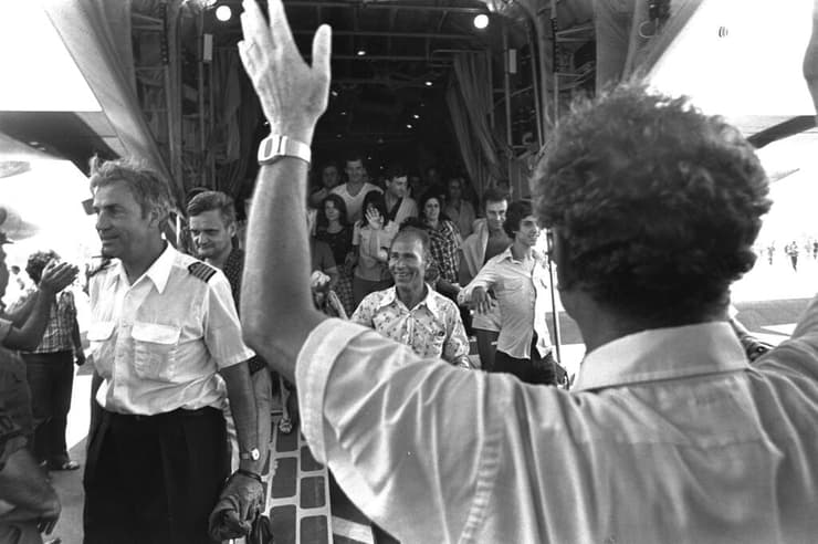 שר החוץ יגאל אלון מקבל את פני החטופים ששבו לארץ