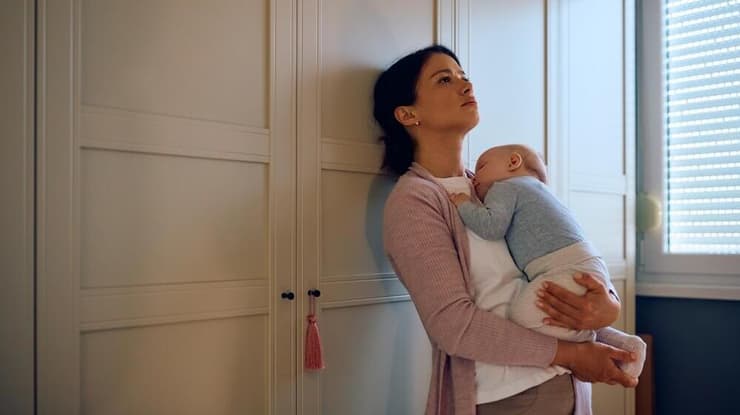 תמיכה רגשית לאימהות בשנה הראשונה לאחר הלידה (צילום: Shutterstock) אמא ותינוק שוכבים עור לעור