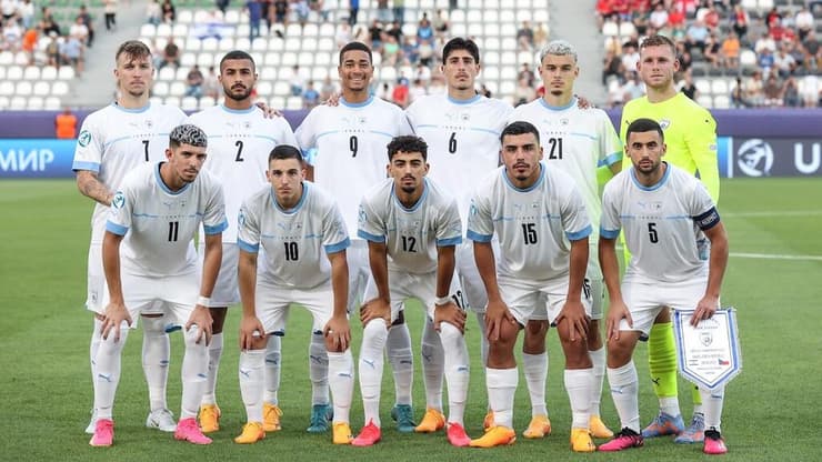 הנבחרת הצעירה של ישראל, תמונה קבוצתית (צילום: אסי קיפר, באדיבות ההתאחדות לכדורגל) הנבחרת הצעירה של ישראל, תמונה קבוצתית