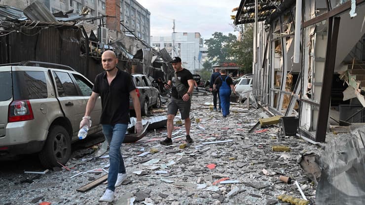 נשים מובאות לאוקראינה ממדינות אחרות, אינן דוברות את השפה ואינן יכולות לצאת ממנה בגלל המלחמה. אילוסטרציה (צילום: AFP) הרס ופעולות חילוץ אחרי מתקפת טילים הפצצה של רוסיה על מסעדה בעיר קרמטורסק אוקראינה מלחמה