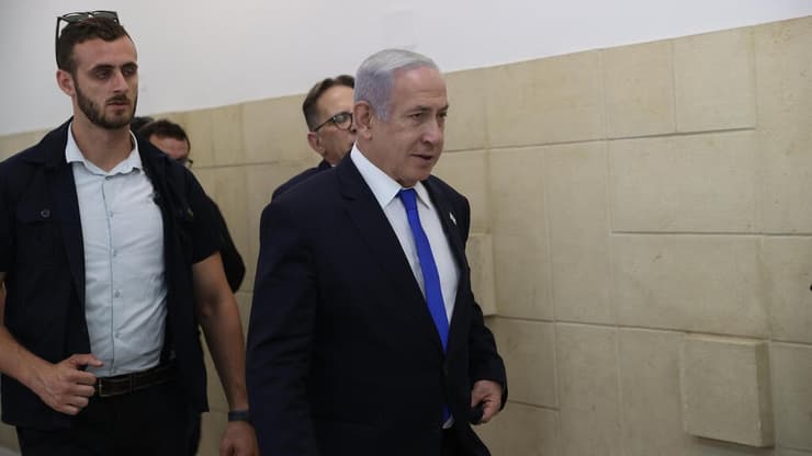 ראש הממשלה בנימין נתניהו נכנס לאולם הדיונים בזמן עדות ארנון מילצ'ן מברייטון