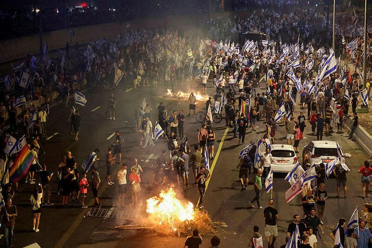 "אלה אזרחים מודאגים, בניגוד ליריב לוין". מדורות באיילון, יולי 2023 (צילום: REUTERS/Nir Elias) מדורות בהפגנה באיילון