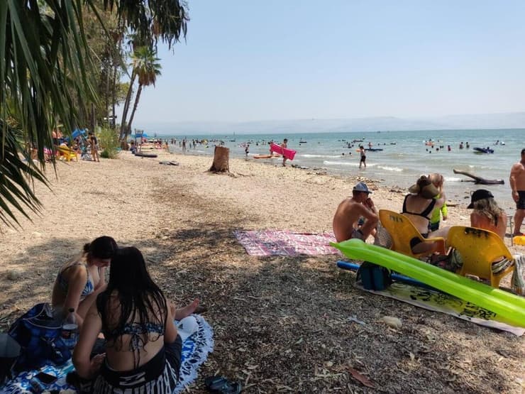 חם בכנרת (צילום: טלי בר, איגוד ערים כינרת) מזג אוויר אויר חוף כנרת חופש קיץ חם חום שרב טיול טיולים מים אגם מבקרים