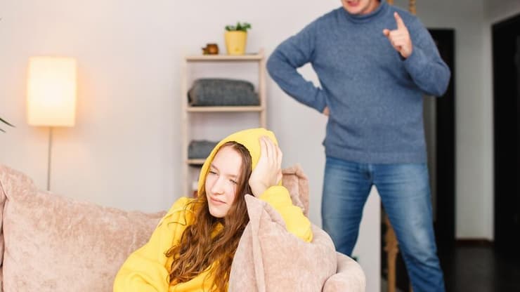 הורה נוזף בבת שלו