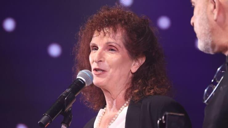 אסתר שמיר במעמד הזכייה בפרס אקו"ם (צילום: מוטי קמחי) אסתר שמיר