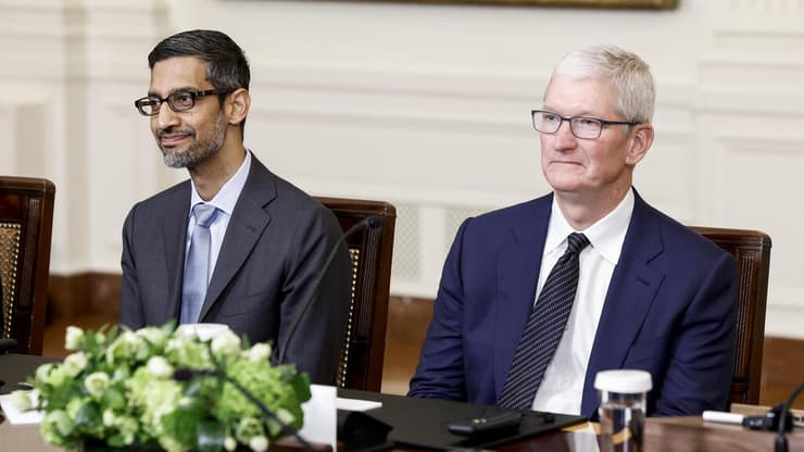 מנכ"ל אפל, טים קוק, ומנכ"ל גוגל, סונדר פיצ'אי. צפויים להתנגד למהלך (צילום: Anna Moneymaker / Getty Images) טים קוק וסונדר פיצ'אי