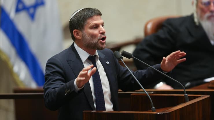 הסיר את התנגדותו לחוק. סמוטריץ' (צילום: אלכס קולומויסקי) בצלאל סמוטריץ' במליאת הכנסת