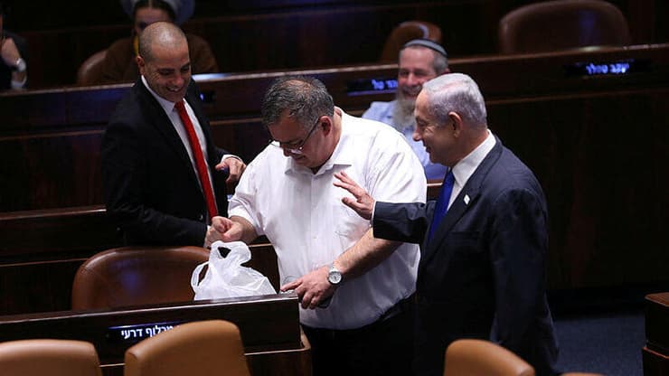 נתניהו וביטן. ארכיון (צילום: אלכס קולומויסקי) בנימין נתניהו, דוד ביטן ואופיר כץ