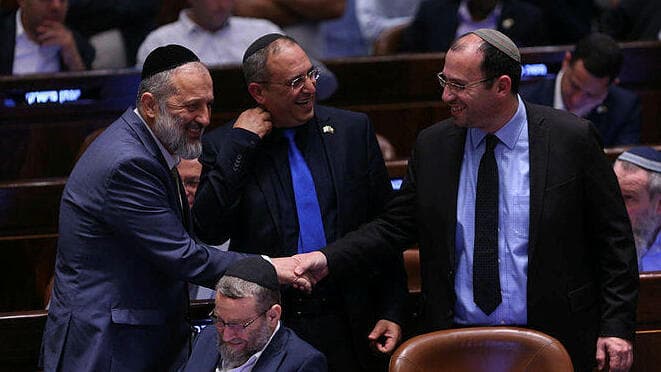 החוקים מקודמים - גם בזמן מלחמה. רוטמן ודרעי (צילום: אלכס קולומויסקי) שמחה רוטמן, אריה דרעי ומשה גפני