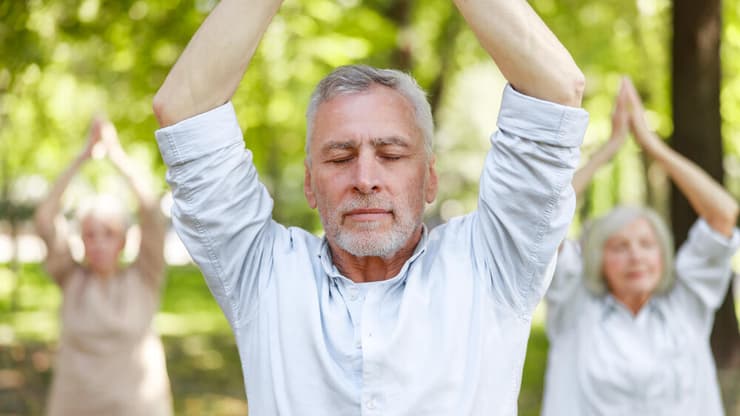 גבר מבוגר מתרגל צ'י קונג