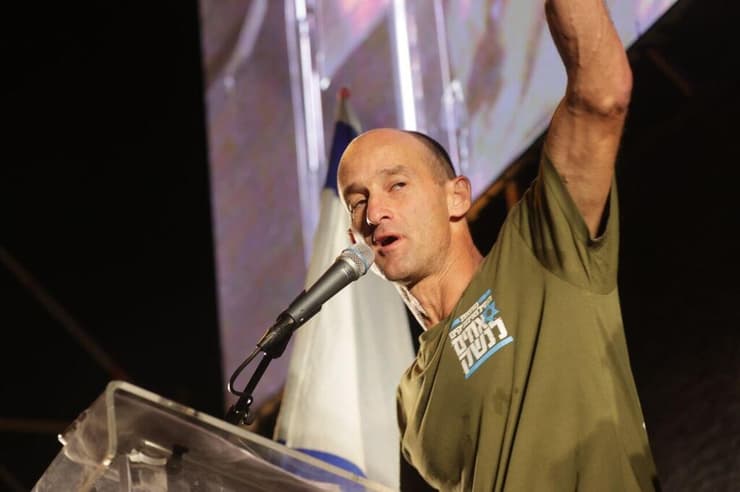 רון שרף ב-2023, בהפגנה נגד המהפכה המשפטית (צילום: מוטי קמחי) סא"ל במילואים רון שרף בהפגנה נגד המהפכה המשפטית בתל אביב