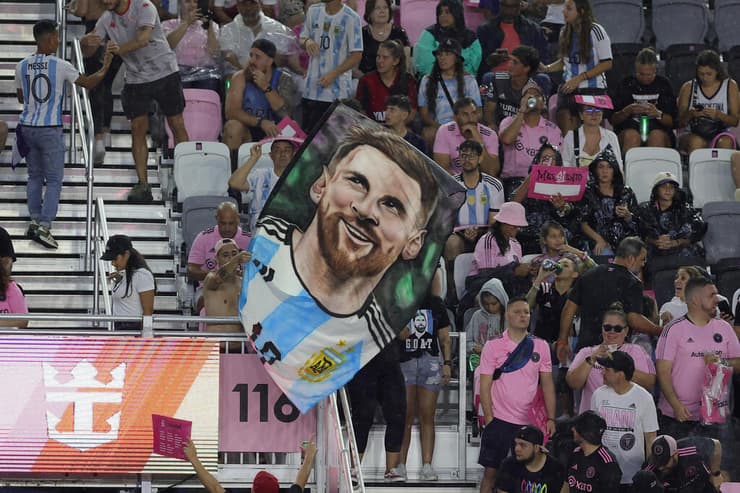 כולם יודעים מי המלך של מיאמי (Megan Briggs/Getty Images) אוהדי אינטר מיאמי עפ כרזה בדמותו של לאו מסי