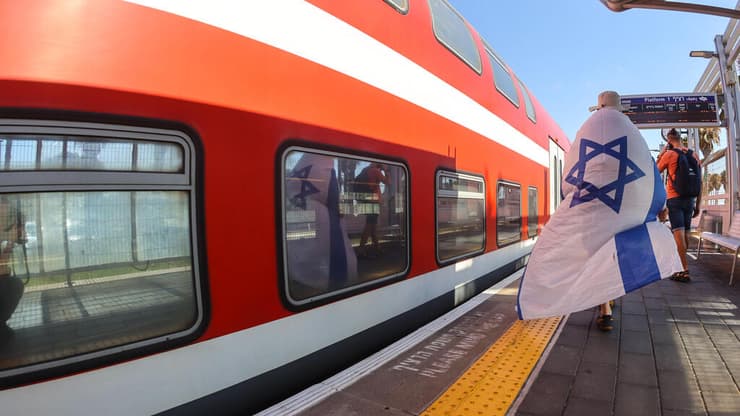 הפגנה נגד המהפכה המשפטית בתחנת הרכבת בחיפה