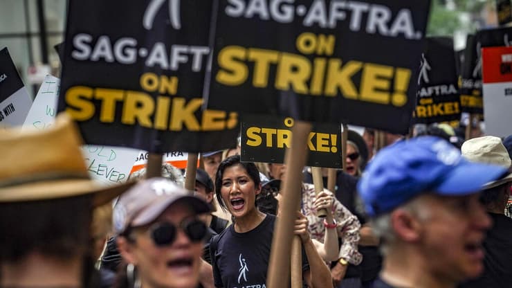 שחקנים ותסריטאים מפגינים בניו יורק