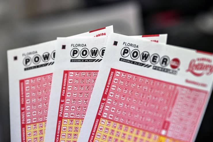כרטיסי Powerball בארה"ב (צילום: GIORGIO VIERA / AFP) ארה"ב לוטו הגרלה Powerball 1.08 מיליארד דולר זוכה יחיד