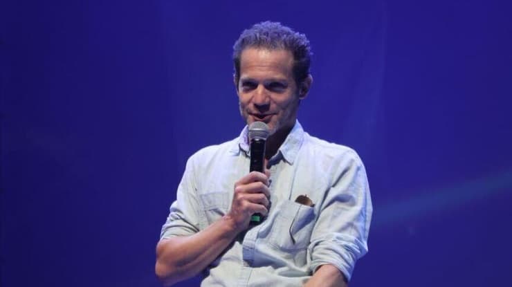 ה"המלט" הטוב מכולם? איתי טיראן, מתוך מופע ההוקרה לנעם סמל ב-2023 (צילום: מוטי קמחי) איתי טיראן, מתוך מופע ההוקרה לנעם סמל