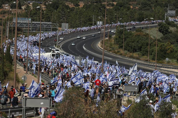 "כל צד והחרדות המוצדקות שלו". צעדה משורש לירושלים במחאה נגד הרפורמה המשפטית, יולי 2023 (צילום: עמית שאבי) צעדה משורש לירושלים על כביש 1