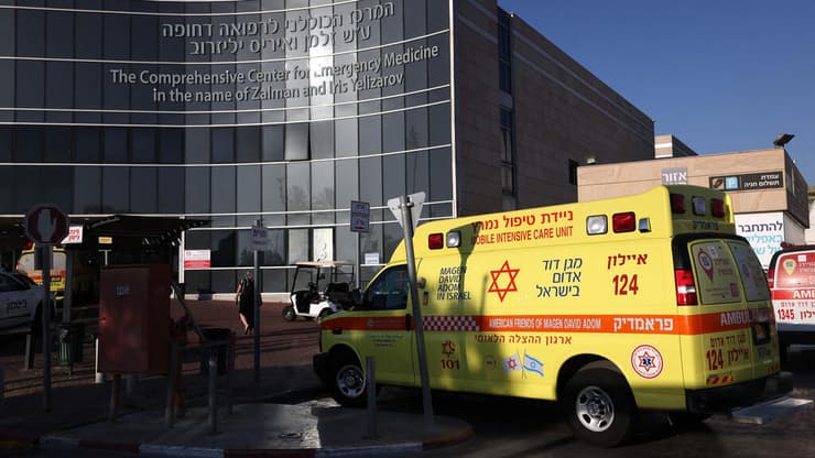 הטובים למרכז, הבינוניים לפריפריה. בתמונה: בית חולים שיבא בתל השומר (צילום: AHMAD GHARABLI / AFP) בית חולים שיבא תל השומר