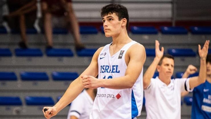כוכב הנבחרת עד גיל 19. מאייר (מתוך האתר הרשמי של פיב"א) שחקן נבחרת הנוער של ישראל בכדורסל עומר מאייר