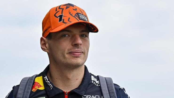 מקס ורסטאפן (צילום: AP) מקס ורסטאפן עם כובע כתום המזוהה עם הולנד