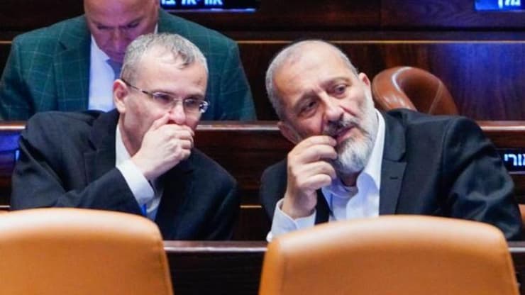 דרעי ולוין. בינתיים הוא עוד לא שם (צילום: שלו שלום) מליאת הכנסת