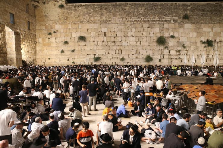 תשעה באב בכותל המערבי (צילום: עמית שאבי) תשעה באב בכותל המערבי