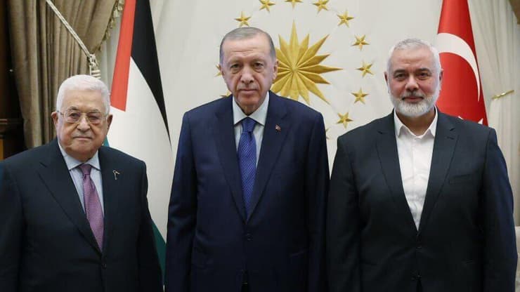 אוקטובר 2023, ארודאן עם הנייה ואבו מאזן (צילום: אנאדול) נשיא טורקיה רג'פ טאיפ ארדואן, הנשיא הפלסטיני מחמוד עבאס ואיסמעיל הנייה, ראש הלשכה המדינית של חמאס, נפגשו בטורקיה