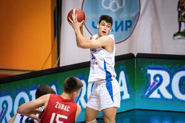 "חובת ההוכחה עליו, אני מאוד מאמין בו". עומר מאייר (צילום: אתר פיב"א) נבחרת הנוער ישראל עומר מאייר