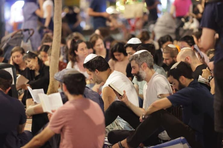 דתיים מתפללים בתשעה באב בכיכר דיזנגוף, תל אביב