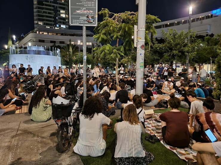 דתיים מתפללים בתשעה באב בכיכר דיזנגוף, תל אביב