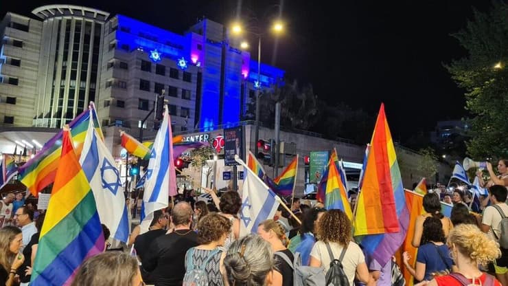 הפגנה נגד המהפכה המשפטית של הקהילה הגאה ברחובות