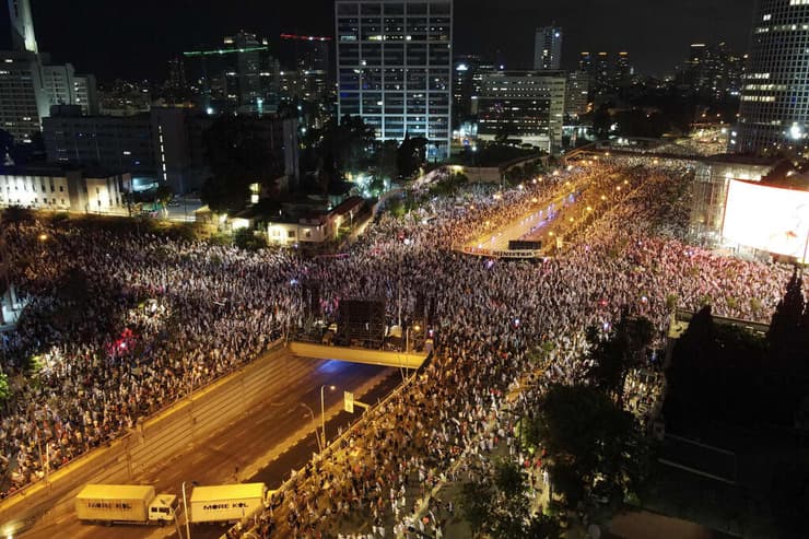 ולמרות הכול, אולי זה היה רק הקדימון. הפגנה בת"א נגד המהפכה המשפטית (צילום: JACK GUEZ / AFP) הפגנה בקפלן נגד המהפכה המשפטית