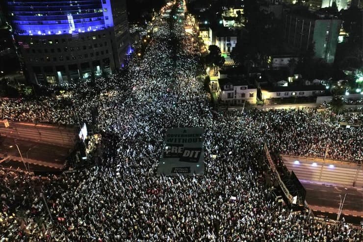 שלט מחאת ההייטק בהפגנה בת"א עם הכיתוב "ממשלה בלי קרדיט"