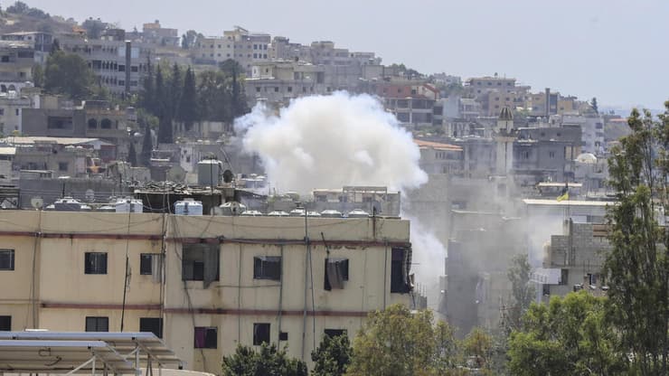 חילופי אש בין פלגים פלסטיניים ב מחנה פליטים פלסטיני עין אל-חילווה ב לבנון