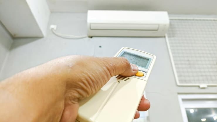 אסור להדליק מזגן, גם לא באוגוסט (צילום: shutterstock) מזגן מיזוג אוויר