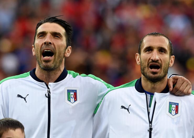 בופון שר את ההמנון האיטלקי יחד עם ג'ורג'יו קייליני