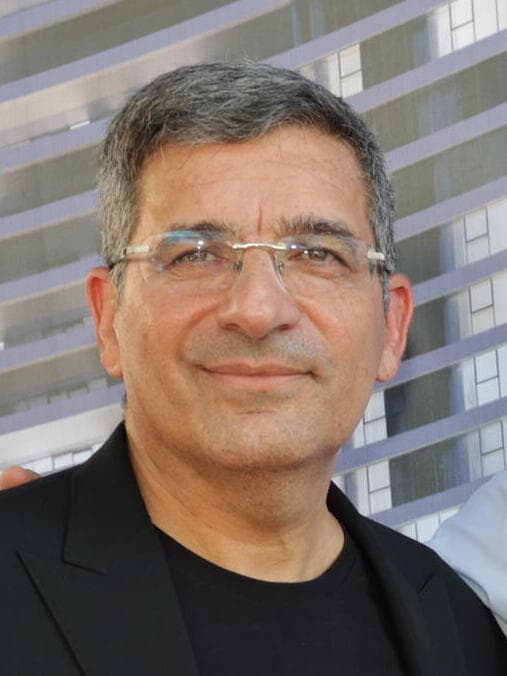 יעקב אטרקצ'י (צלם: רפי דלויה) פרויקט אאורה פיבקו בת ים. מימין לשמאל: אדריכל אילן פיבקו, ראש עיריית בת ים צביקה ברוט, מנכ"ל ובעלי אאורה יעקב אטקרצ'י.