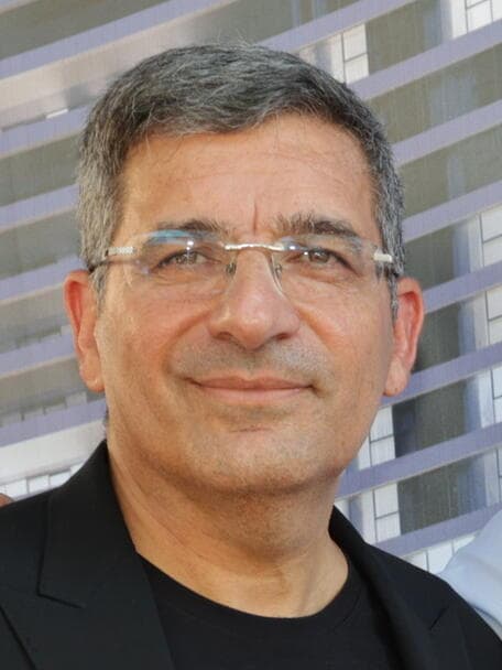 פרויקט אאורה פיבקו בת ים. מימין לשמאל: אדריכל אילן פיבקו, ראש עיריית בת ים צביקה ברוט, מנכ"ל ובעלי אאורה יעקב אטקרצ'י.
