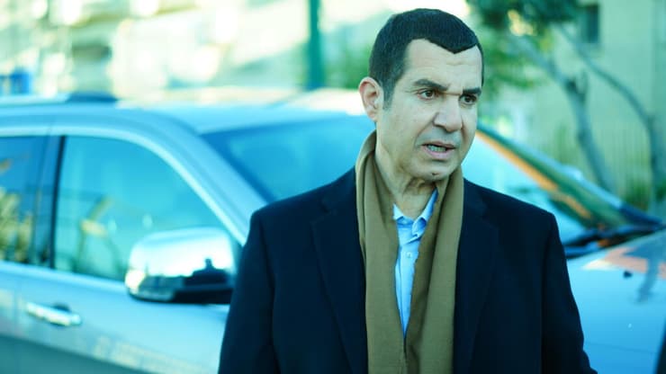 איציק כהן בתפקיד קפטן איוב (צילום: אליה ספינופולוס, באדיבות yes) איציק כהן בתפקיד קפטן איוב