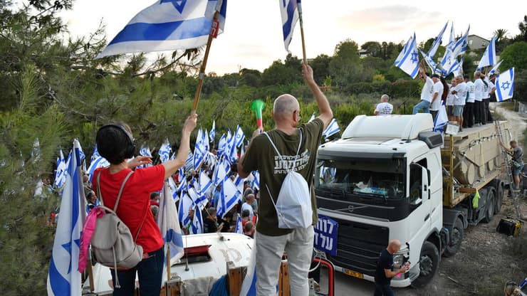 מחאה מול ביתו של גלנט בעמיקם, אוגוסט 2023 (צילום: נחום סגל) מחאה מול ביתו של יואב גלנט בעמיקם