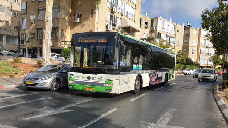 תארו לכם שבארץ אוטובוסים יחלו לחלק דוחות (לצילום אין קשר לכתבה) (צילום: Roman Yanushevsky / shutterstock) תארו לכם שבארץ אוטובוסים יחלו לחלק דוחות (לצילום אין קשר לכתבה)