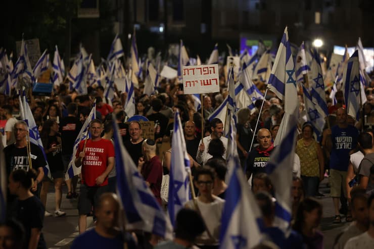 "פתאום מושגים כמו חוקי יסוד, סמכויות הכנסת והאיזון בין רשויות הפכו לחלק מהשיחה הציבורית" (צילום: עמית שאבי) הפגנה נגד המהפכה המשפטית בירושלים