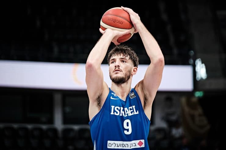 שחקן נבחרת ישראל בכדורסל רומן סורקין (אתר פיב"א) שחקן נבחרת ישראל בכדורסל רומן סורקין